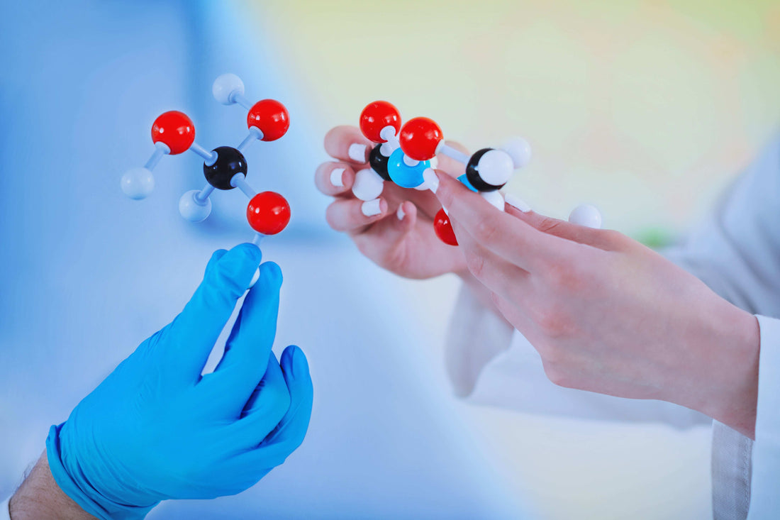 Hands holding molecular structure models representing liposomas y los exosomas in skincare innovation