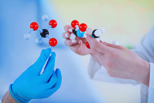 Hands holding molecular structure models representing liposomas y los exosomas in skincare innovation