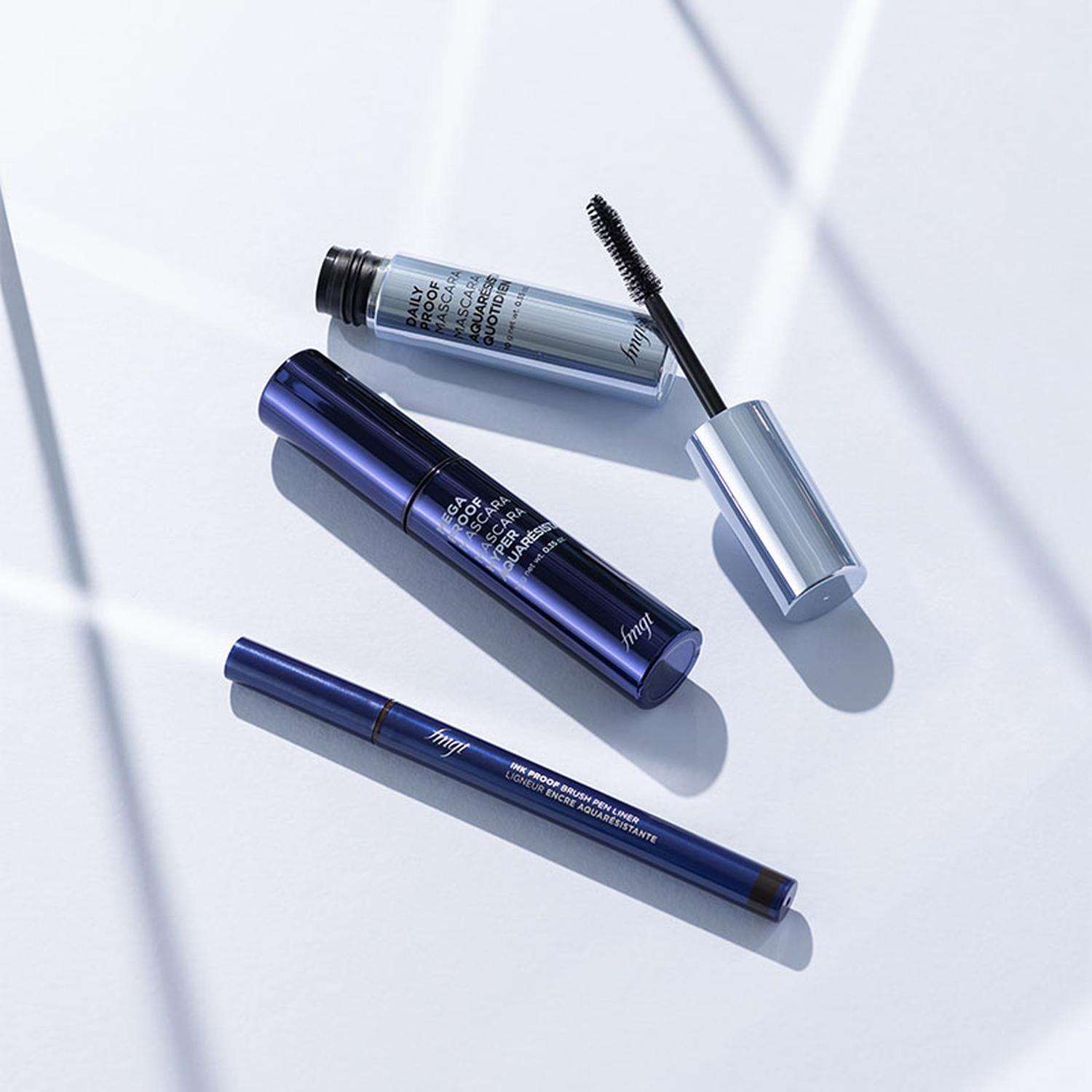 Primer plano de ojos con maquillaje de tratamiento coreano de larga duración y fácil de remover