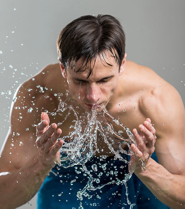 Rostro de hombre con piel cuidada usando skincare coreano para piel hombre