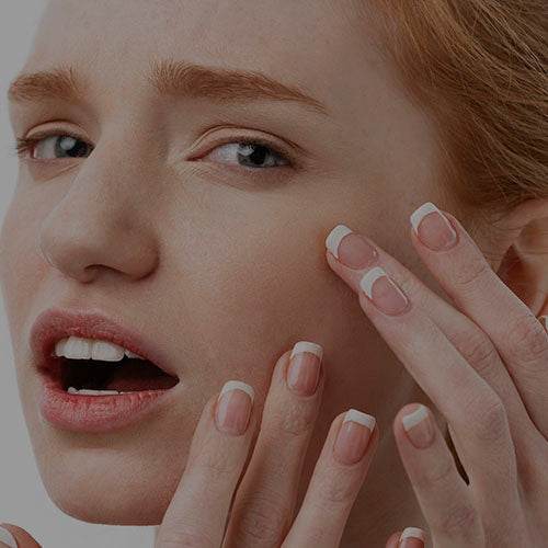 Mujer con piel sensible cuidando la rosácea con productos de skincare coreano dermatológicamente testados